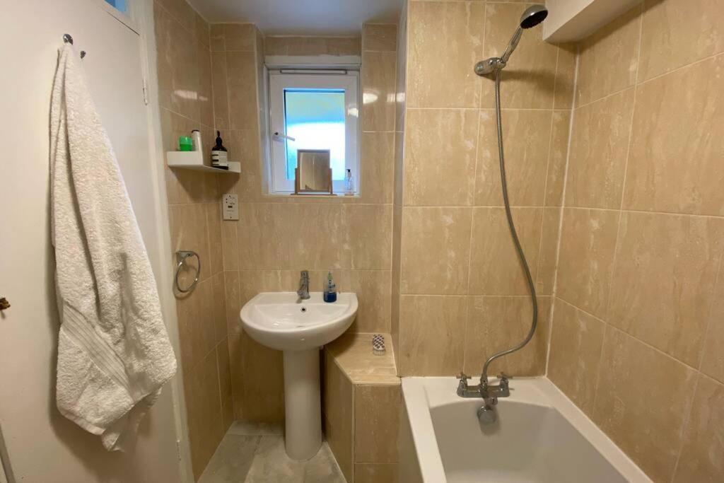 Two Bedroom Garden Flat In Zone 2 London Exterior photo